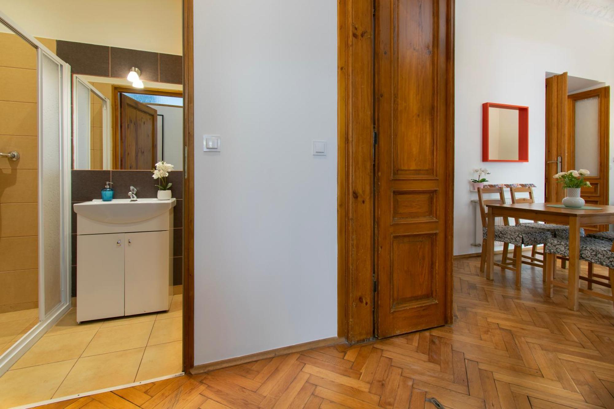 Ground Floor Family Apartment คราคูฟ ภายนอก รูปภาพ